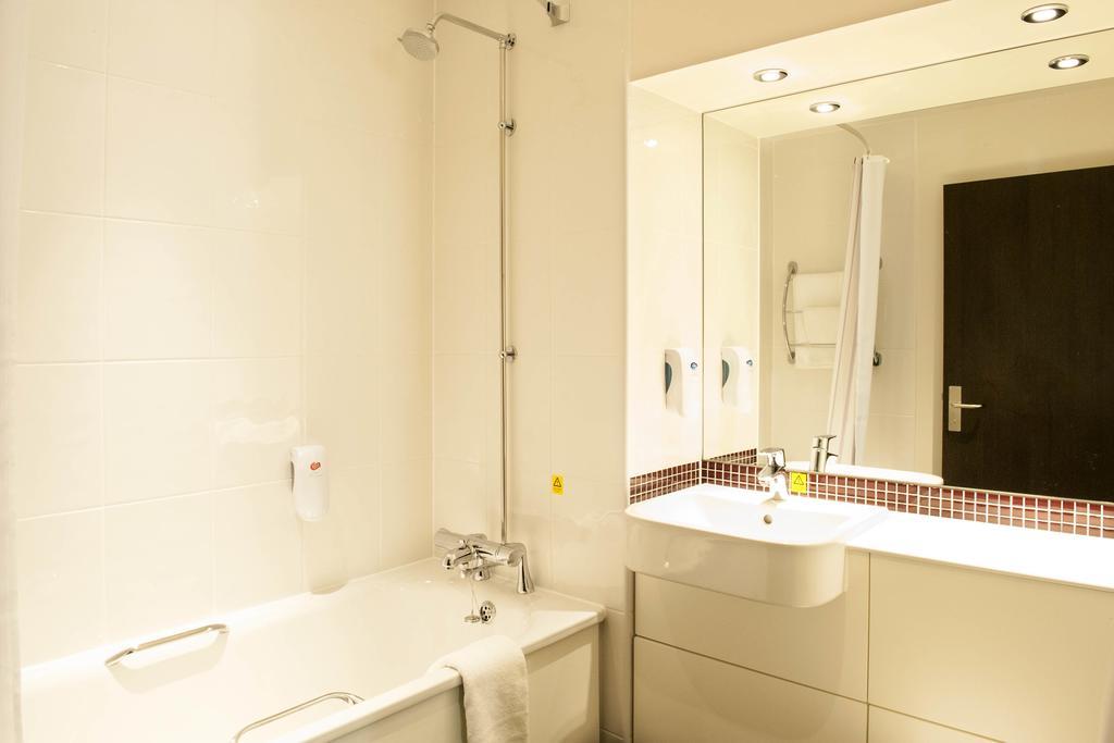 Premier Inn Uttoxeter Bagian luar foto